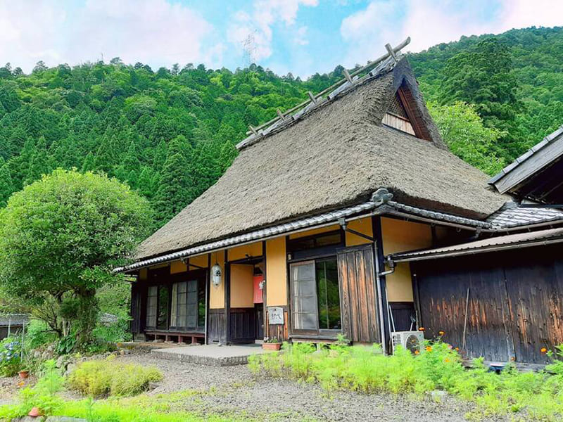 かやぶきのお宿 またべ