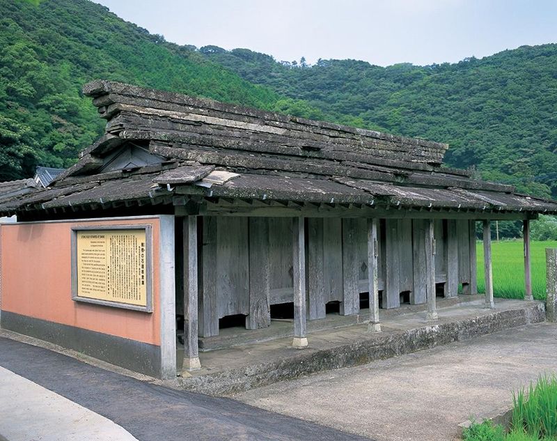 椎根の石屋根倉庫