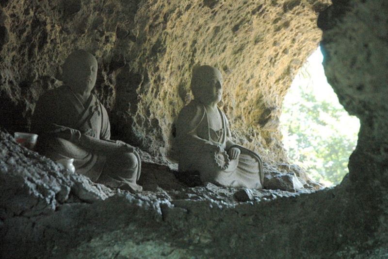 史跡穿戸羅漢山
